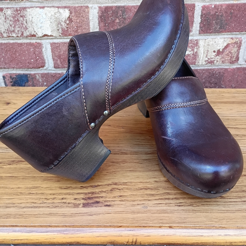 DANSKO SZ 40 SZ 9.5-10 PRIMA SIDE DIP STUDDED BLOCK HEEL SLIDE IN CLOGS SHOES